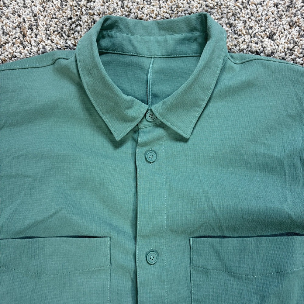 Lululemon Men's XL Button Up Shirt Green Short Sleeve Dual Pocket Utility
